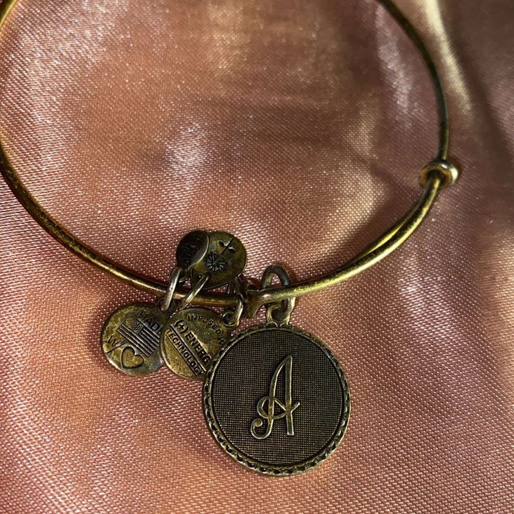 7 piece bundle bracelets - Picture 10 of 11